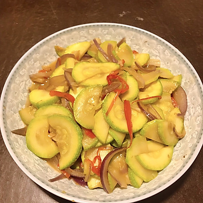 大厨教我的西葫芦炒洋葱的做法,确实比我自己做的讲究