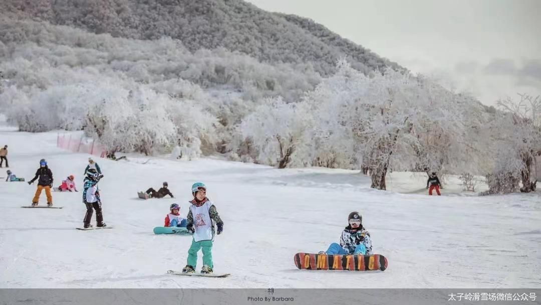 滑雪装备哪个牌子好(春节邂逅冰雪｜想滑雪又不想花数万元买装备，国潮品牌了解一下)