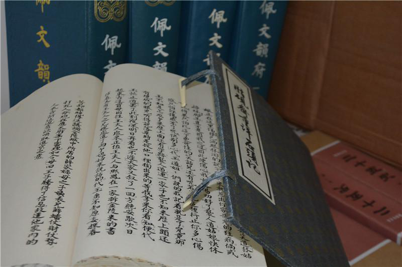 上千册！巴蜀书社原社长向内江市图书馆捐赠珍贵藏书