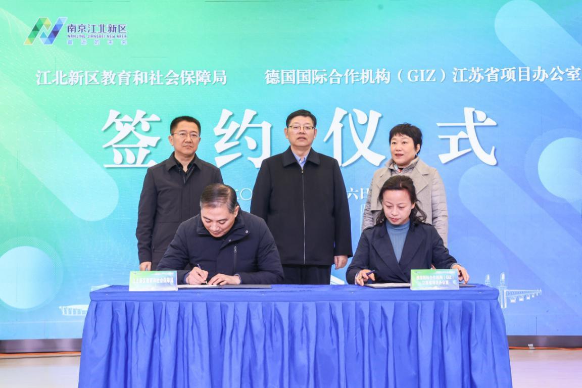 南京工業(yè)大學(xué)實(shí)驗(yàn)小學(xué)用上了光伏發(fā)電(圖2) 南京工業(yè)大學(xué)實(shí)驗(yàn)小學(xué)用上了光伏發(fā)電(圖2)