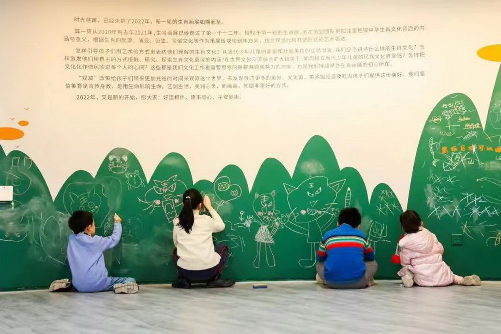 鸣是什么生肖(寅虎年即将来临，这个展览展出了374件孩子们画笔下的老虎)