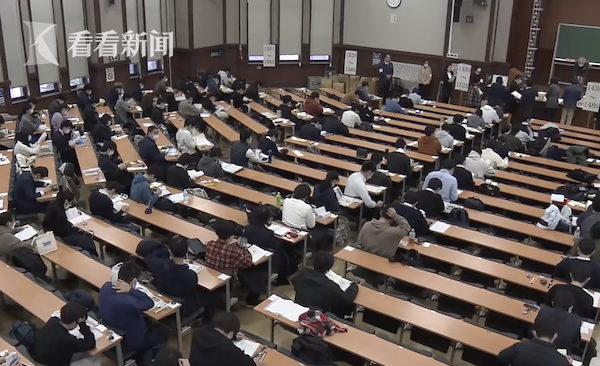 日本“高考”泄题！女生拍照请家教老师帮忙答题