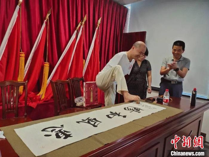 浙江南浔“无臂画家”：以足代手书写艺术人生