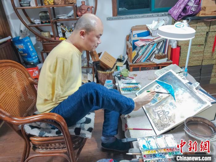 浙江南浔“无臂画家”：以足代手书写艺术人生