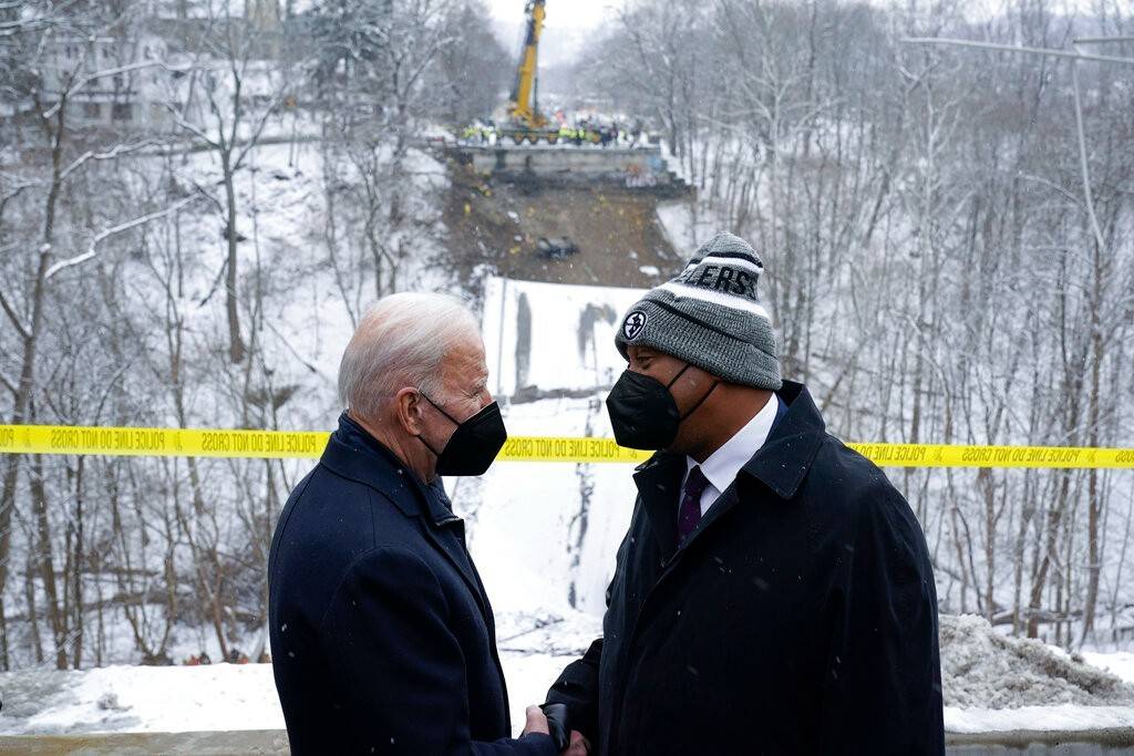 由于大桥坍塌事故(国际观察丨匹兹堡大桥坍塌致10人受伤 拜登现场宣传基建法“重建更好美国”)