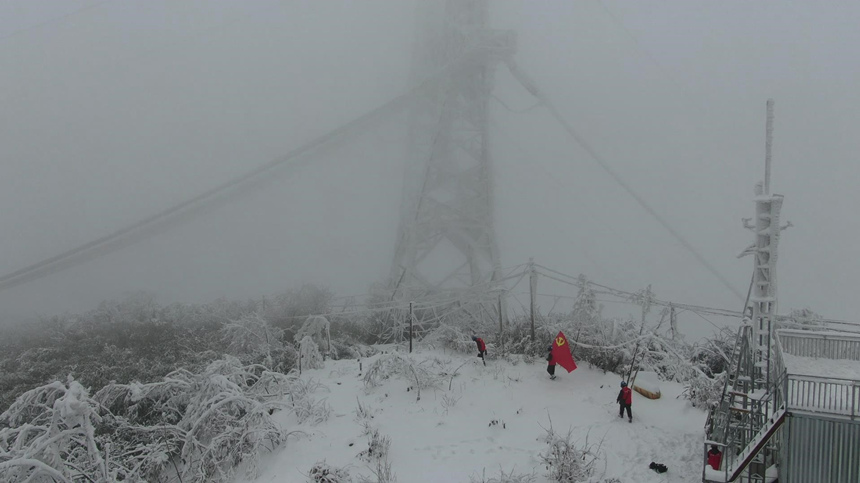 雪山上的电网“守护神”