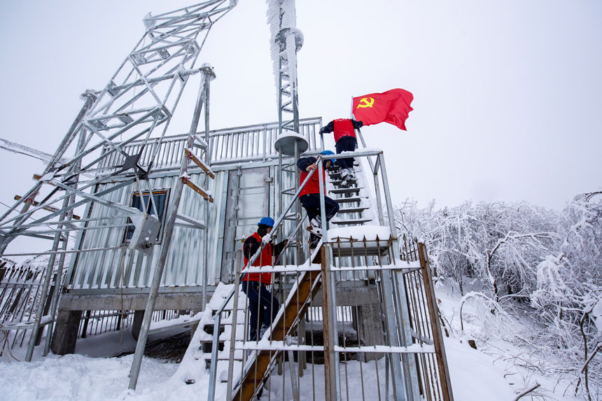 雪山上的电网“守护神”