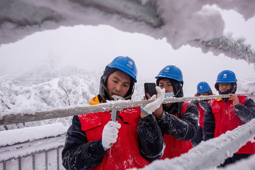 雪山上的电网“守护神”