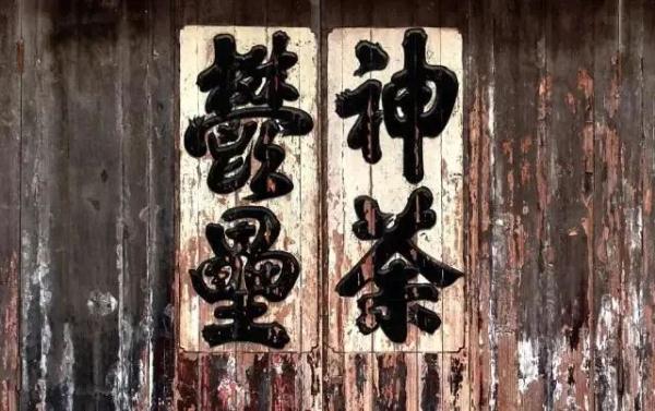 妈!咱家门口站了俩“恶人”