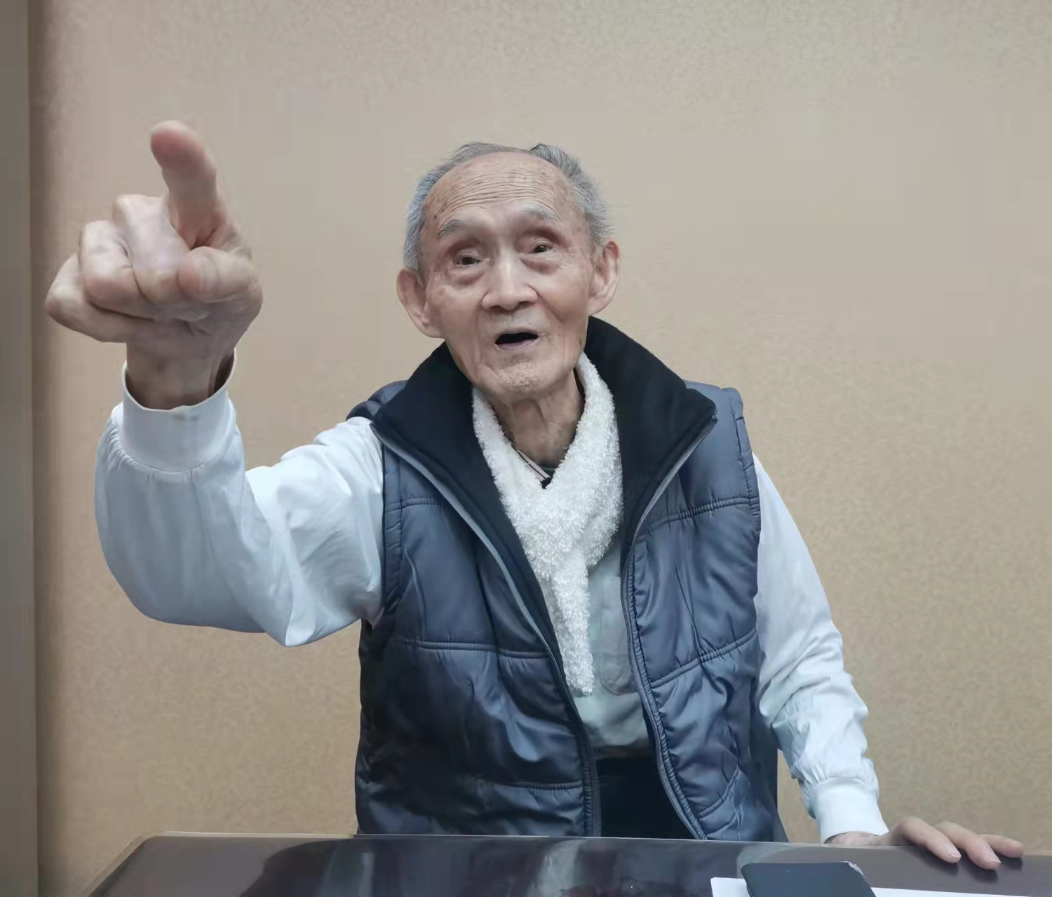 87岁台湾老兵高秉涵给大陆乡亲拜年：两岸都是一家人，亲情割不断