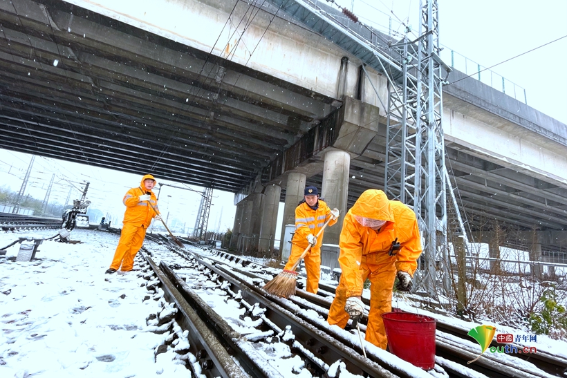 「新春走基层」京广铁路线上的“除雪人”