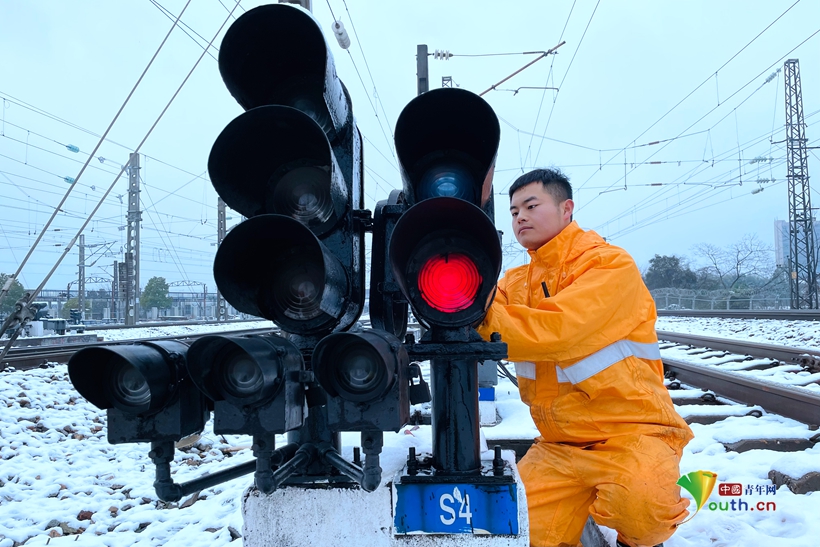 「新春走基层」京广铁路线上的“除雪人”