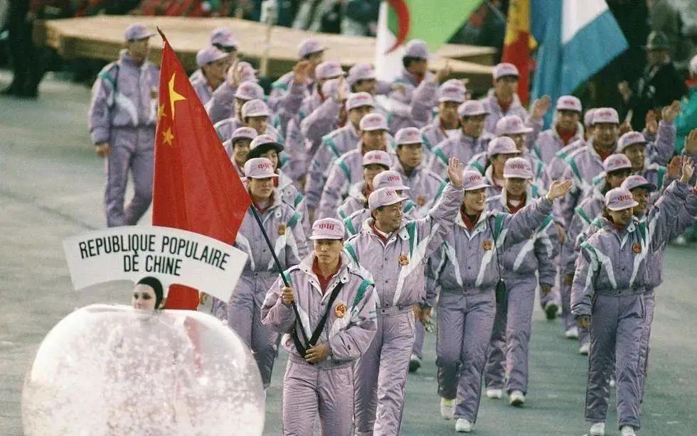 珍贵影像回顾冬奥会中国队旗手，每一位都不简单