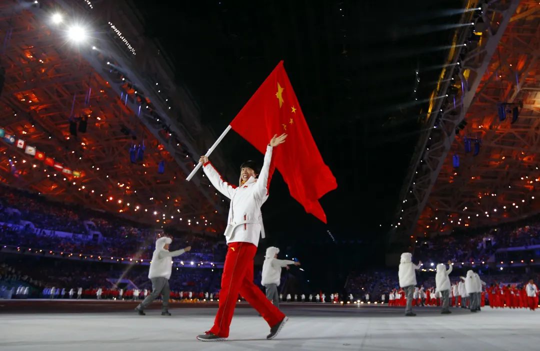 珍贵影像回顾冬奥会中国队旗手，每一位都不简单