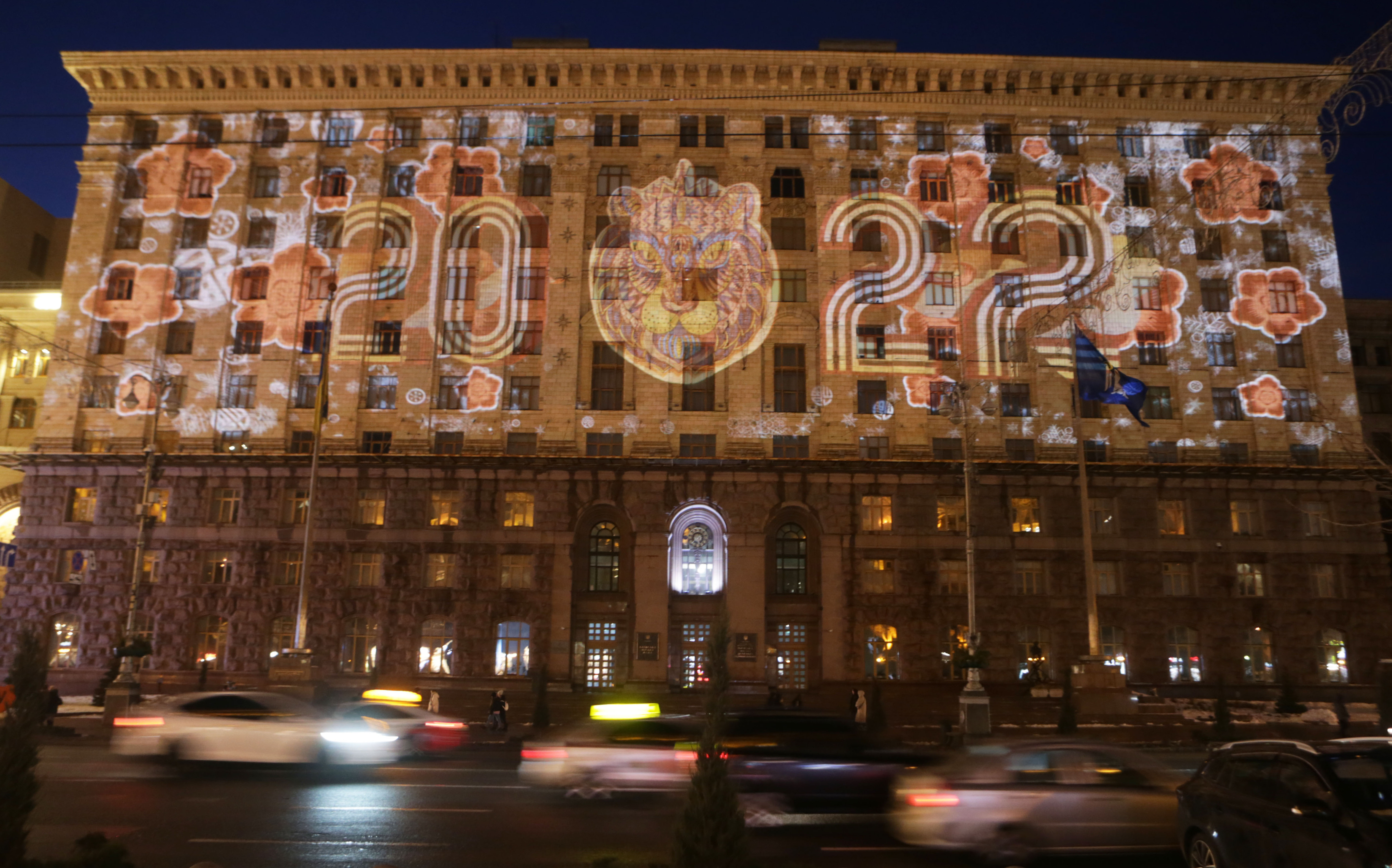 “欢迎新的一年，凯古罗”光展明亮的电泉市政厅大楼