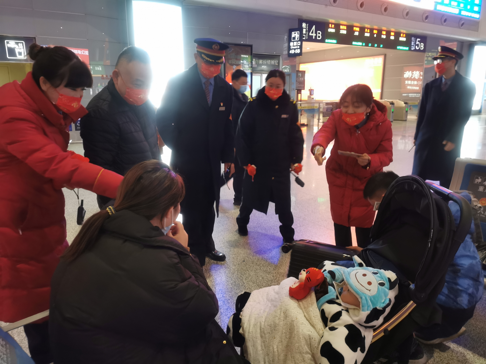 芜湖火车站除夕夜为旅客送上虎年祝福