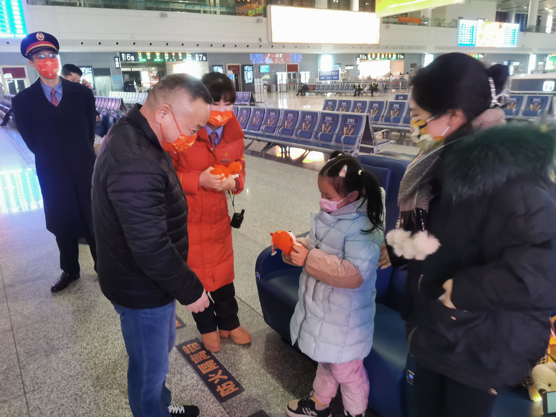 芜湖火车站除夕夜为旅客送上虎年祝福