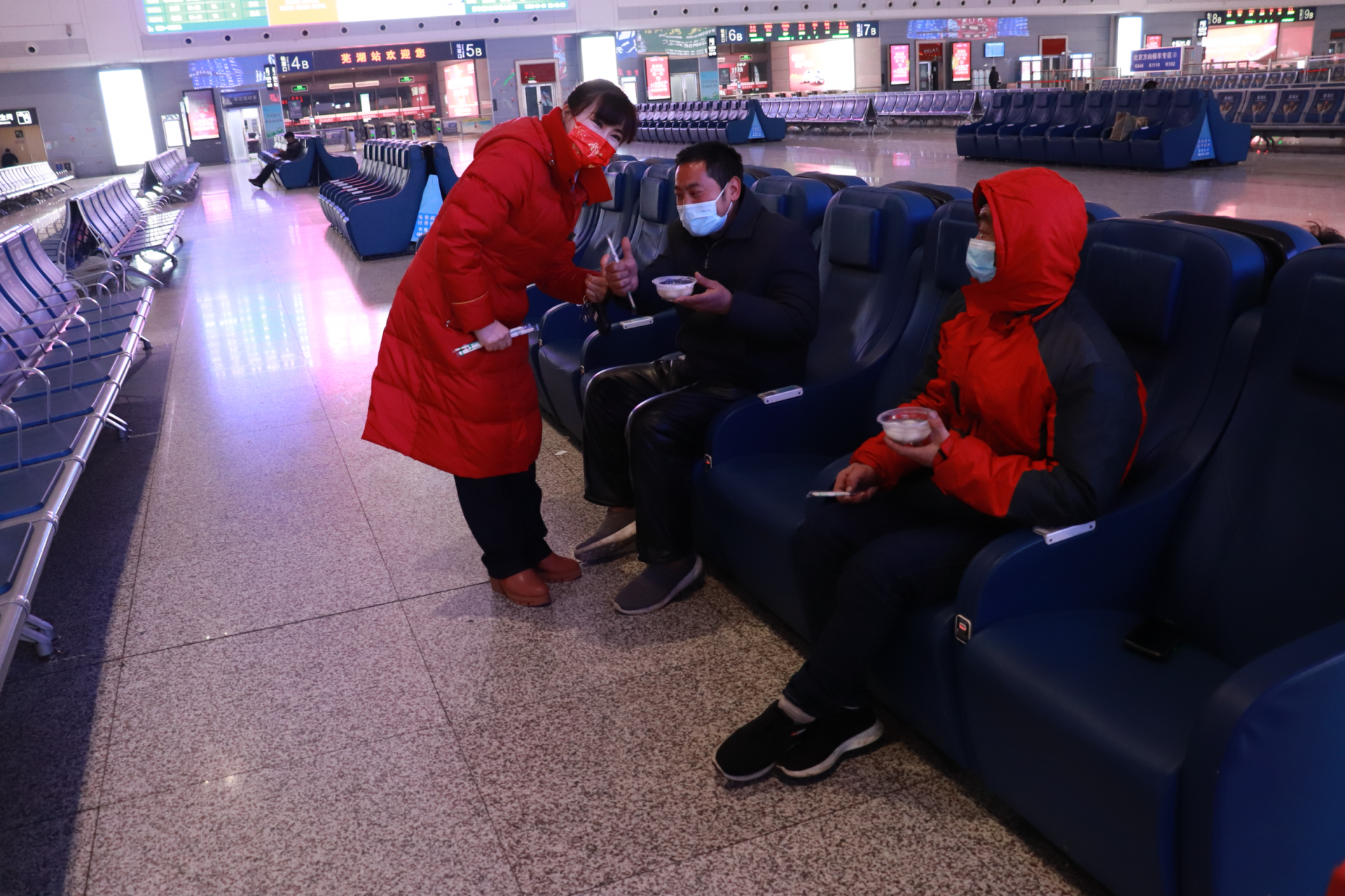 芜湖火车站除夕夜为旅客送上虎年祝福