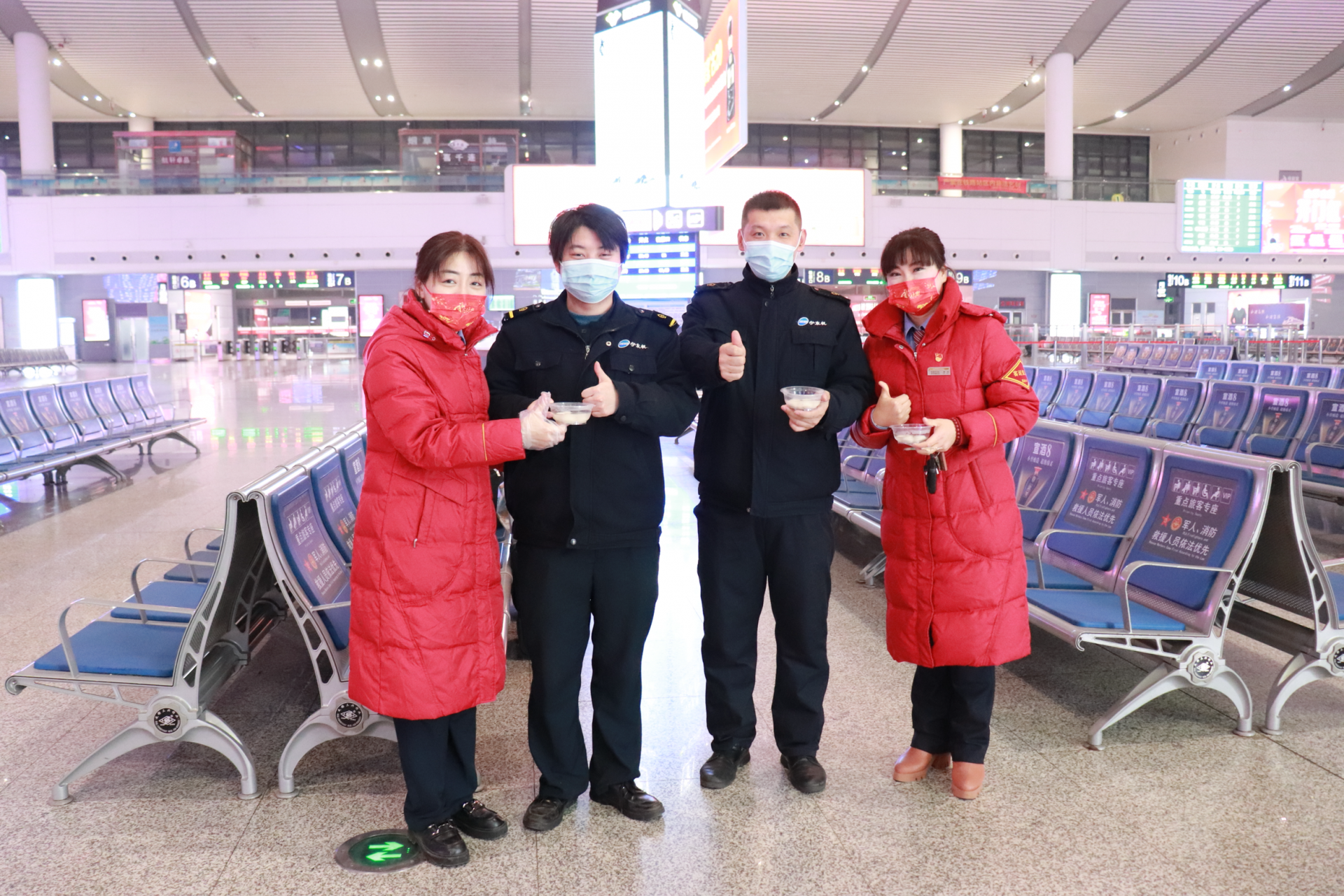 芜湖火车站除夕夜为旅客送上虎年祝福