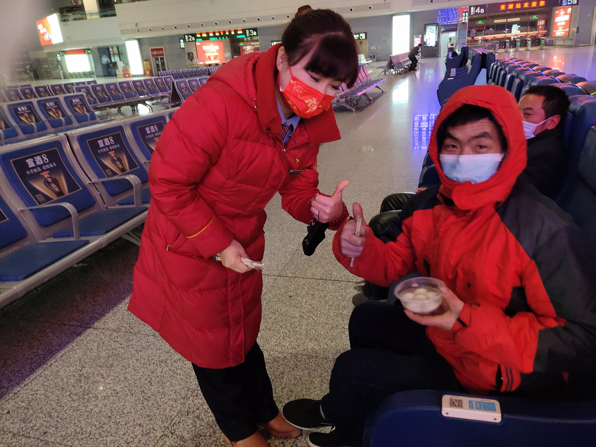 芜湖火车站除夕夜为旅客送上虎年祝福