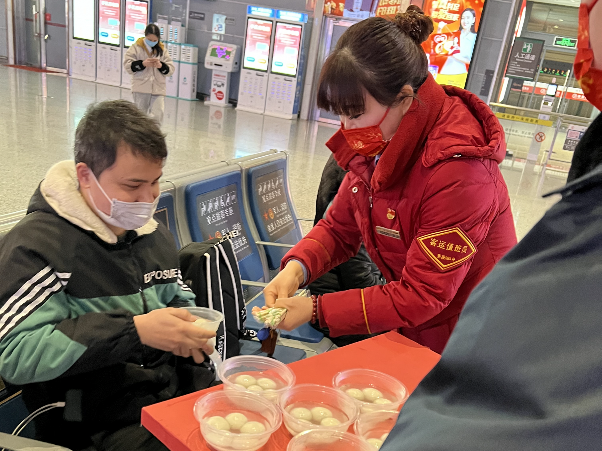 芜湖火车站除夕夜为旅客送上虎年祝福