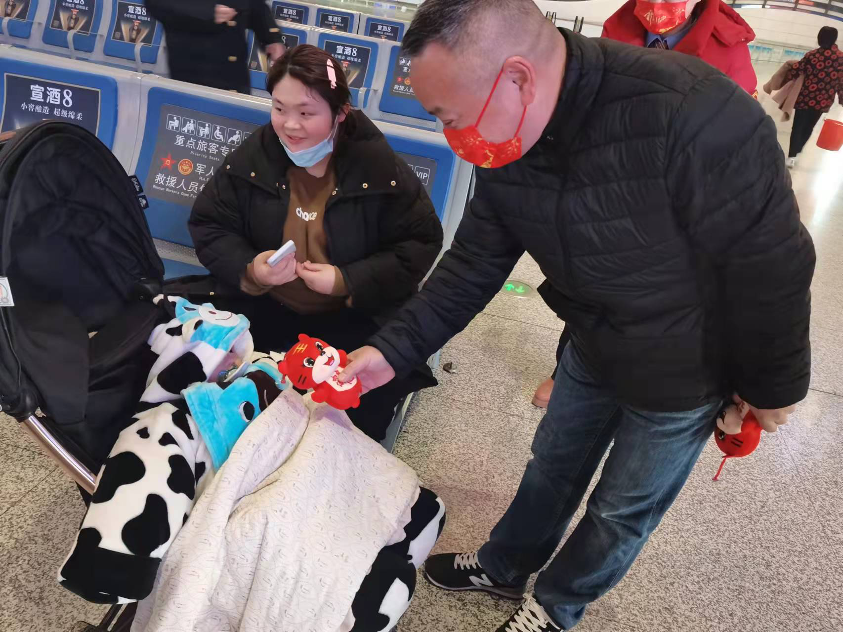 芜湖火车站除夕夜为旅客送上虎年祝福