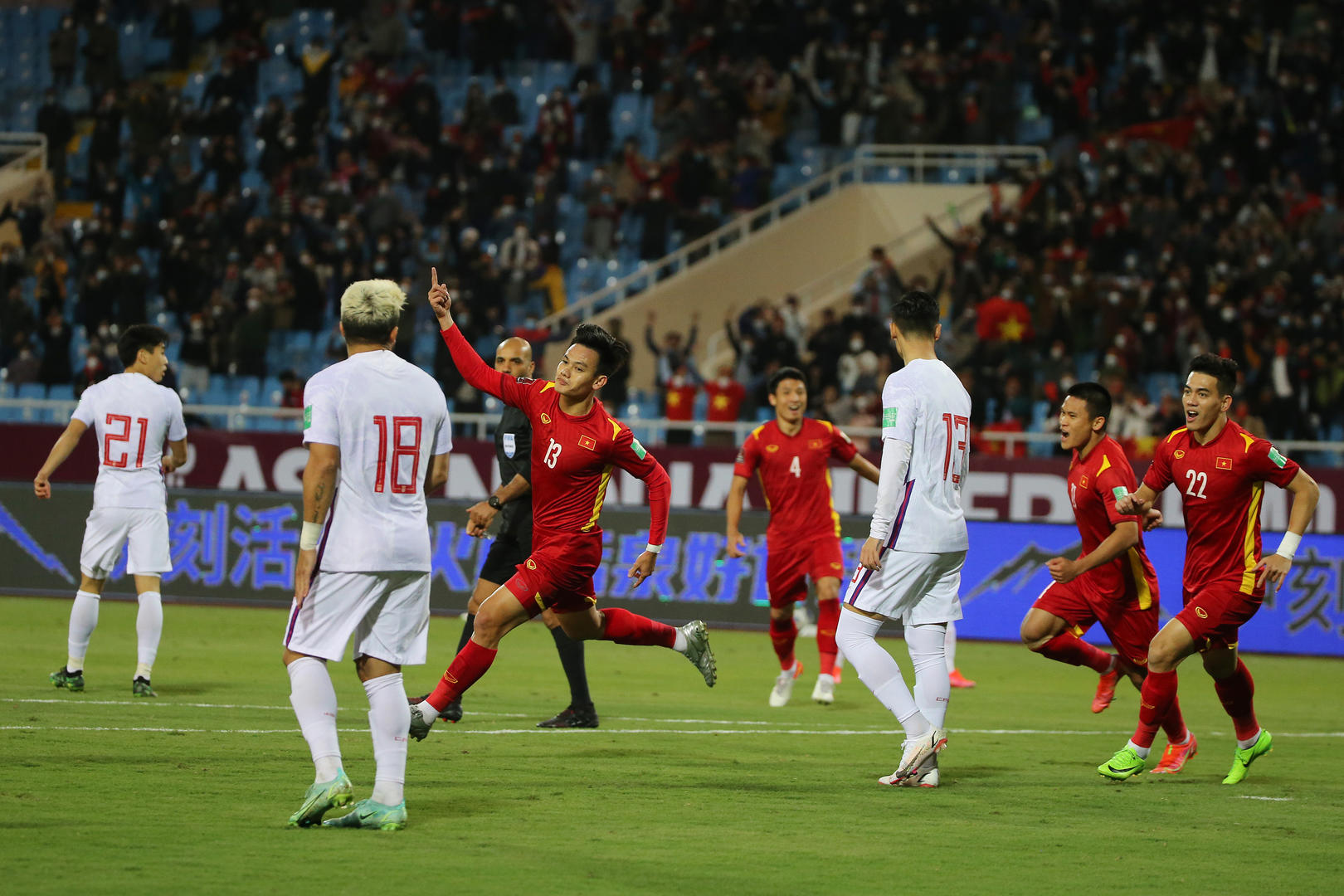 男足1比3越南几点（范志毅预言成真！大年初一国足1比3输越南，登上热搜第一）