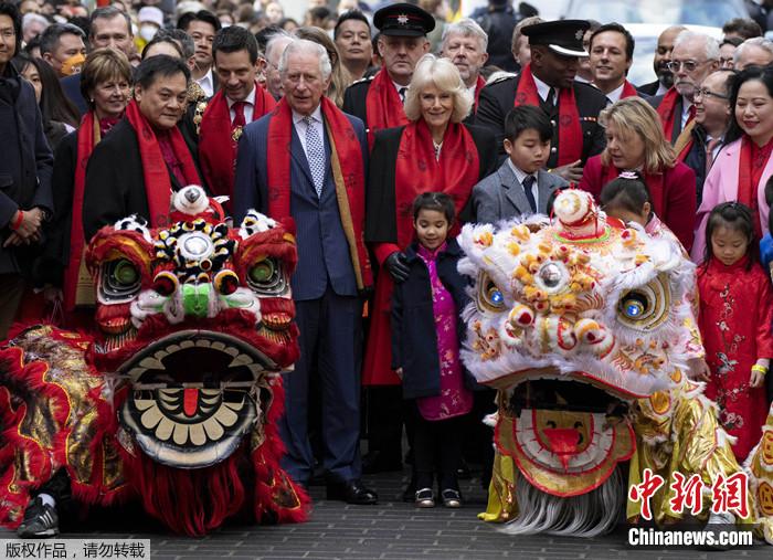 賞舞獅、圍紅圍巾，英王儲查爾斯夫婦唐人街慶新年