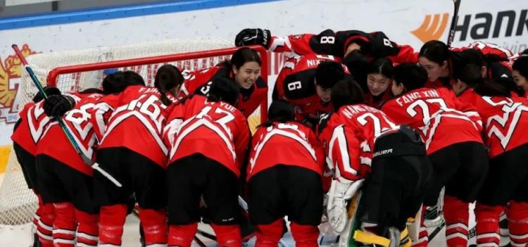 中国男女冰球队28名归化球员22人有华人血统，有人是移民后代，有人来自领养家庭