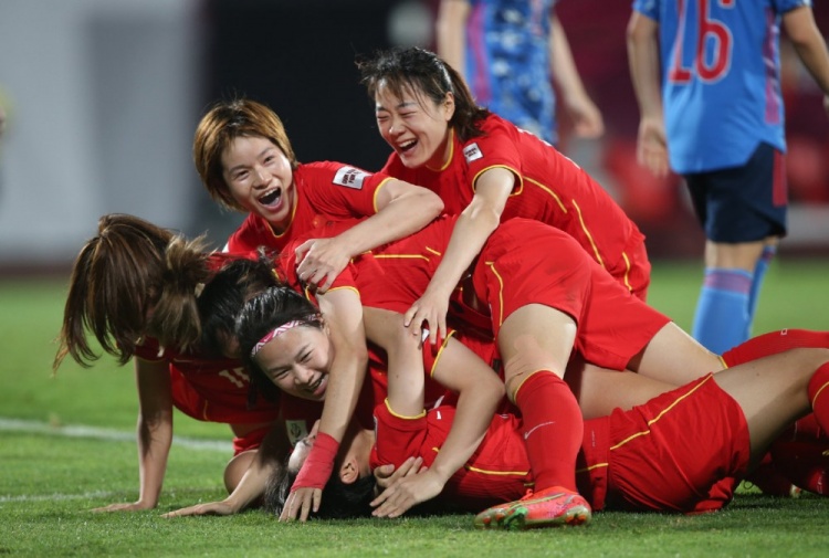 亚洲杯点球淘汰日本晋级决赛 中国女足赛后收到大“红包”