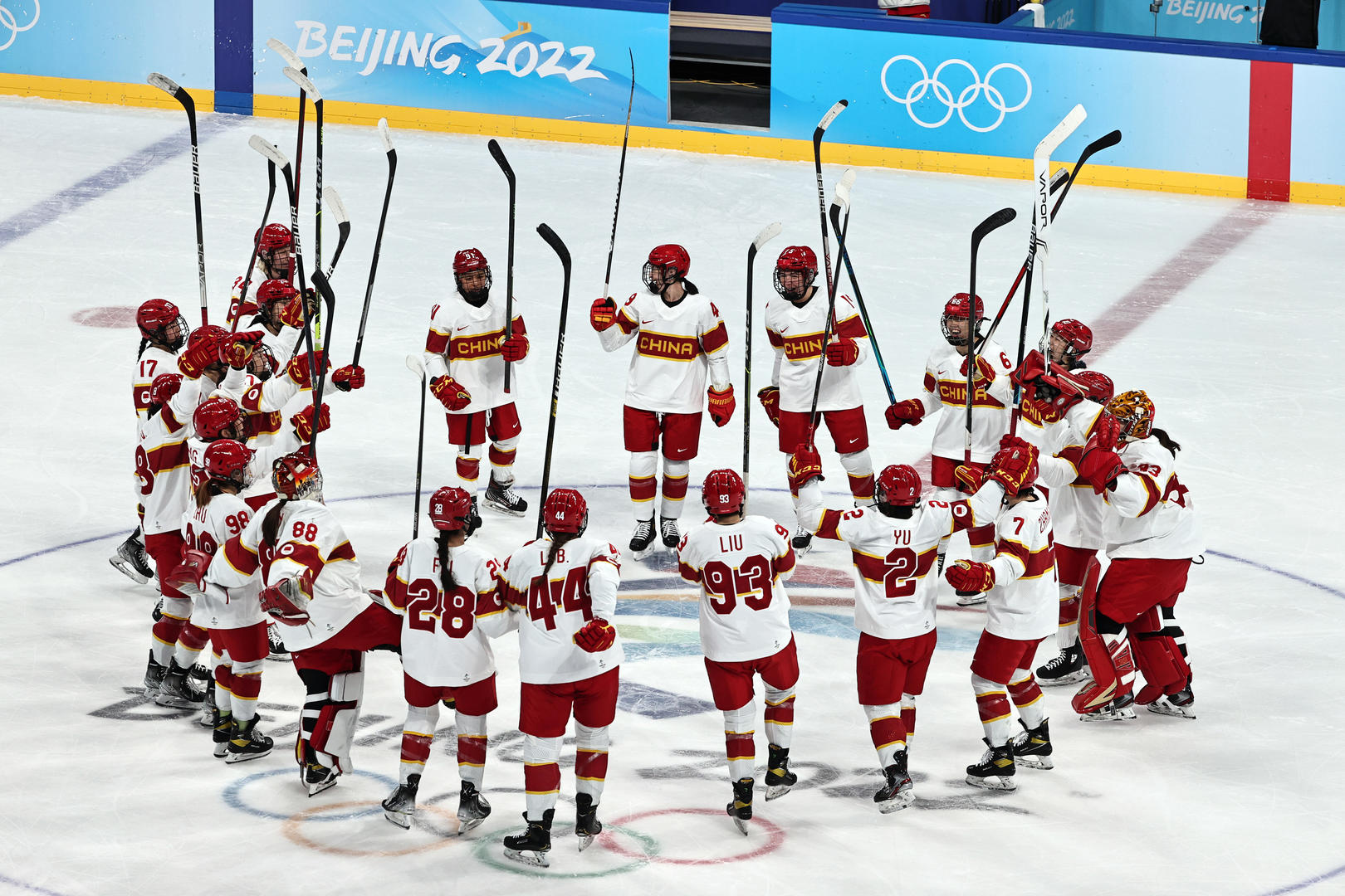 冰球比赛一共几节(冬奥科普丨中国女冰获得北京冬奥会首胜，这项激烈的运动你了解多少？)