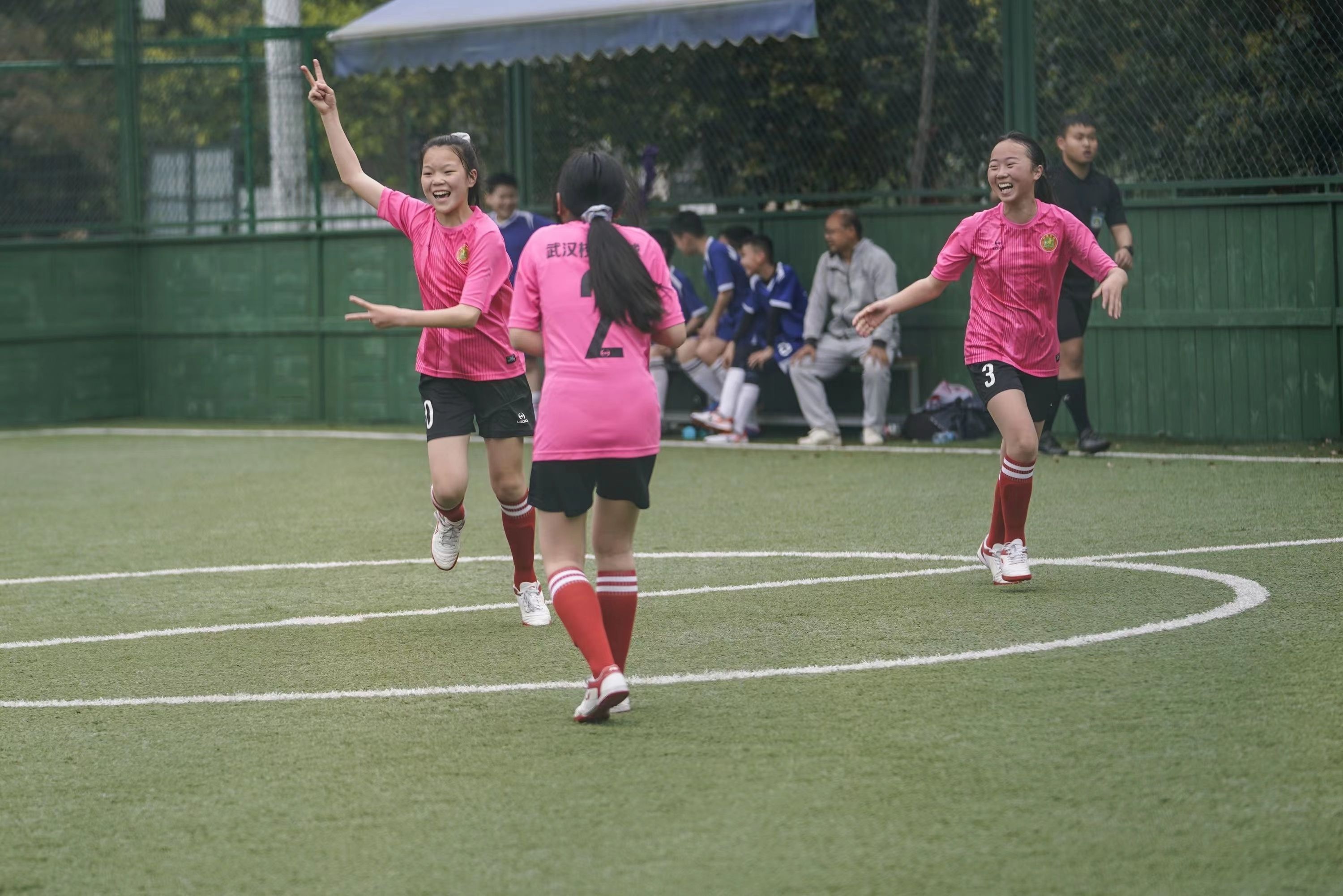 硚口区足球联赛(小学足球比赛必须有女队员上场，武汉成女足国家队“大本营”)