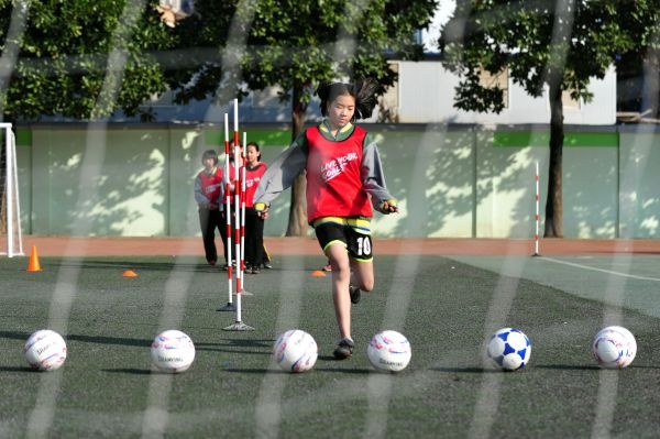 足球海报怎么画小学生(小学足球比赛必须有女队员上场，武汉成女足国家队“大本营”)