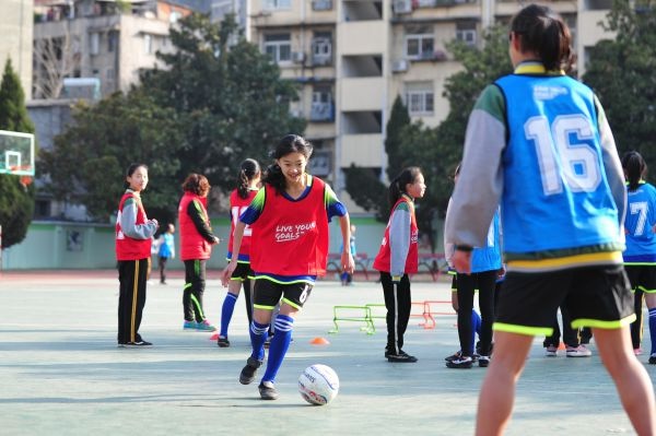 硚口区足球联赛(小学足球比赛必须有女队员上场，武汉成女足国家队“大本营”)