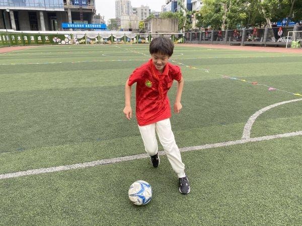 足球海报怎么画小学生(小学足球比赛必须有女队员上场，武汉成女足国家队“大本营”)