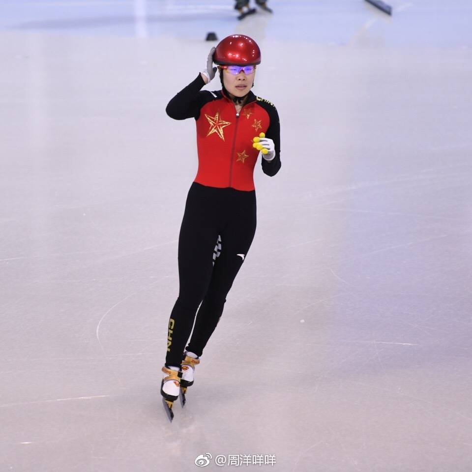 冬奥会开幕式感人一幕 中国六代运动健儿火炬接力 一起向未来
