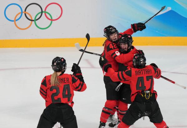 女子冰球“两强”争冠渐明朗