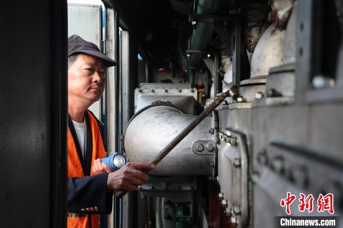 台湾火车(在大陆开火车的台籍司机：盼驾驶火车到台湾)