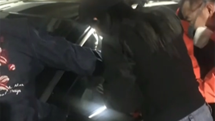 妈妈着急得差点晕倒，急忙带我去医院。