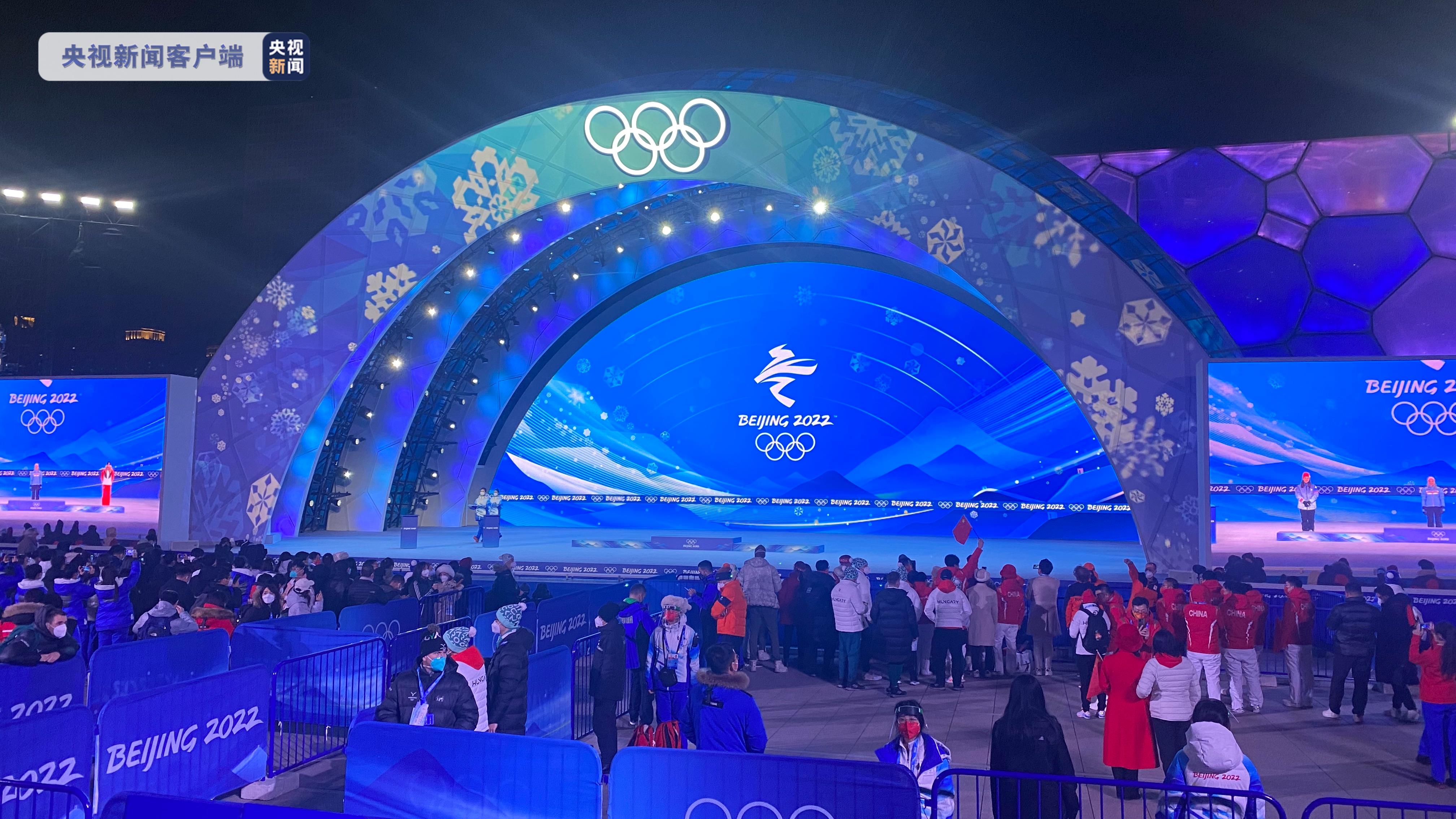 奏国歌仪式开始(北京冬奥会中国代表团首金升旗仪式将于6日晚8点进行)