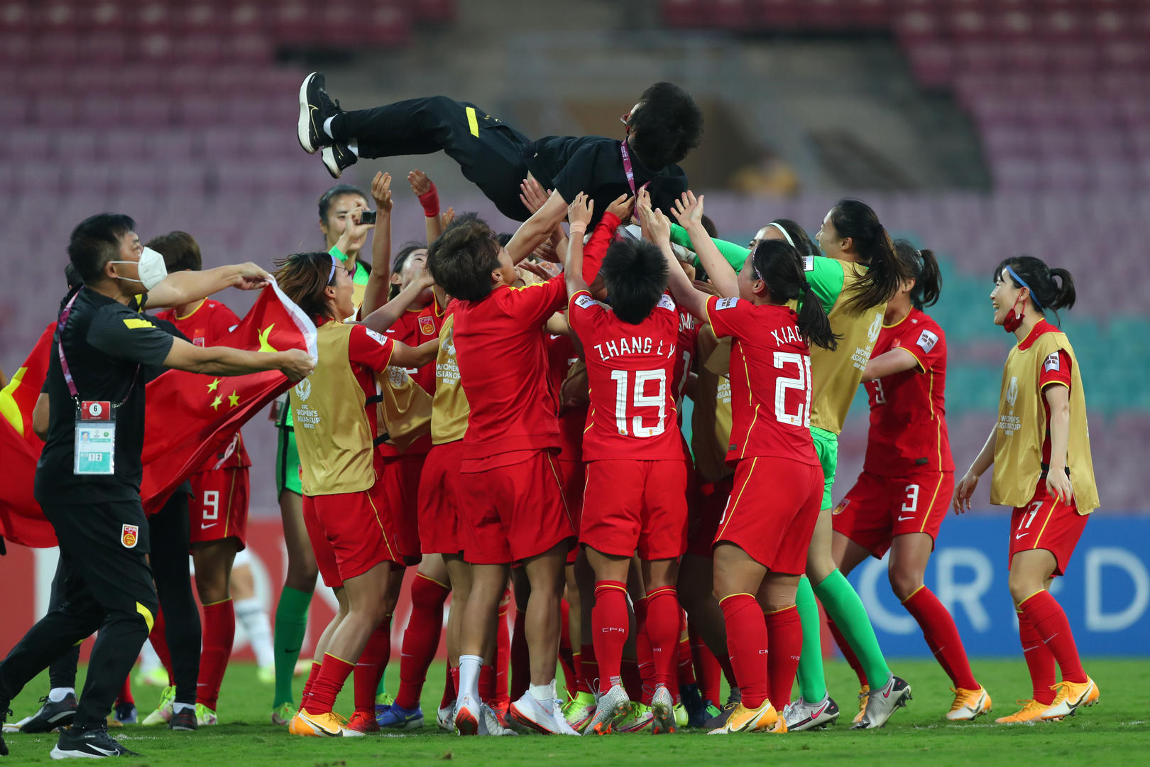 中国女足亚洲杯夺冠图片(你永远可以相信中国女足！补时绝杀逆风翻盘，中国女足3比2获胜夺亚洲杯冠军)