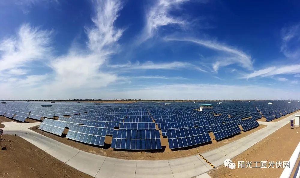 在青海塔拉滩光伏发电站内,一排排太阳能光伏组件呈同心圆排列,它们像