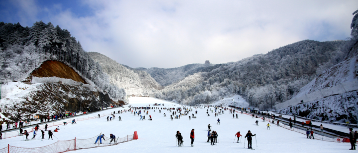 浙江人的滑雪热情有多“疯狂”！滑雪场数量南方第一，商场里的滑雪机忙到满员