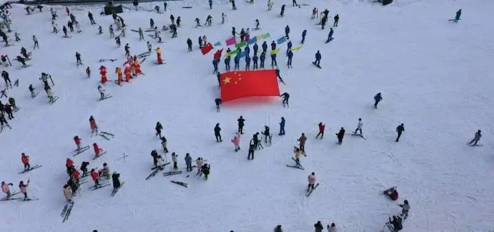 浙江人的滑雪热情有多“疯狂”！滑雪场数量南方第一，商场里的滑雪机忙到满员