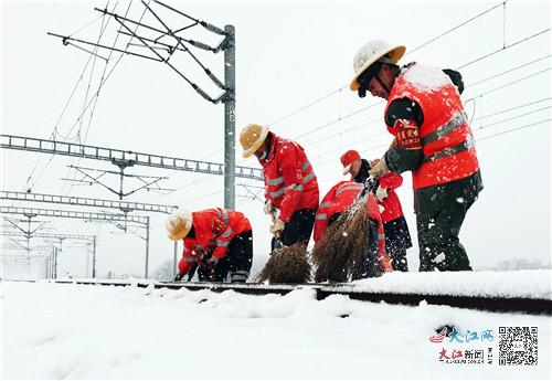 除冰扫雪 南铁力保铁路运输畅通