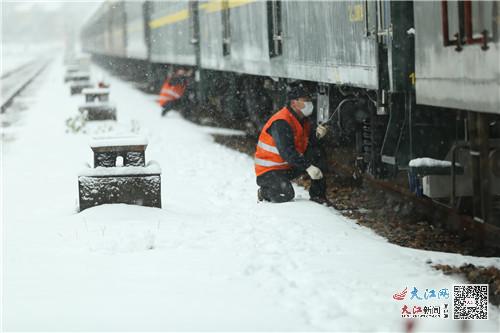 除冰扫雪 南铁力保铁路运输畅通