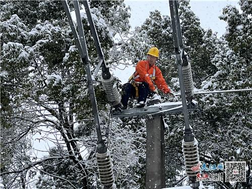 除冰扫雪 南铁力保铁路运输畅通