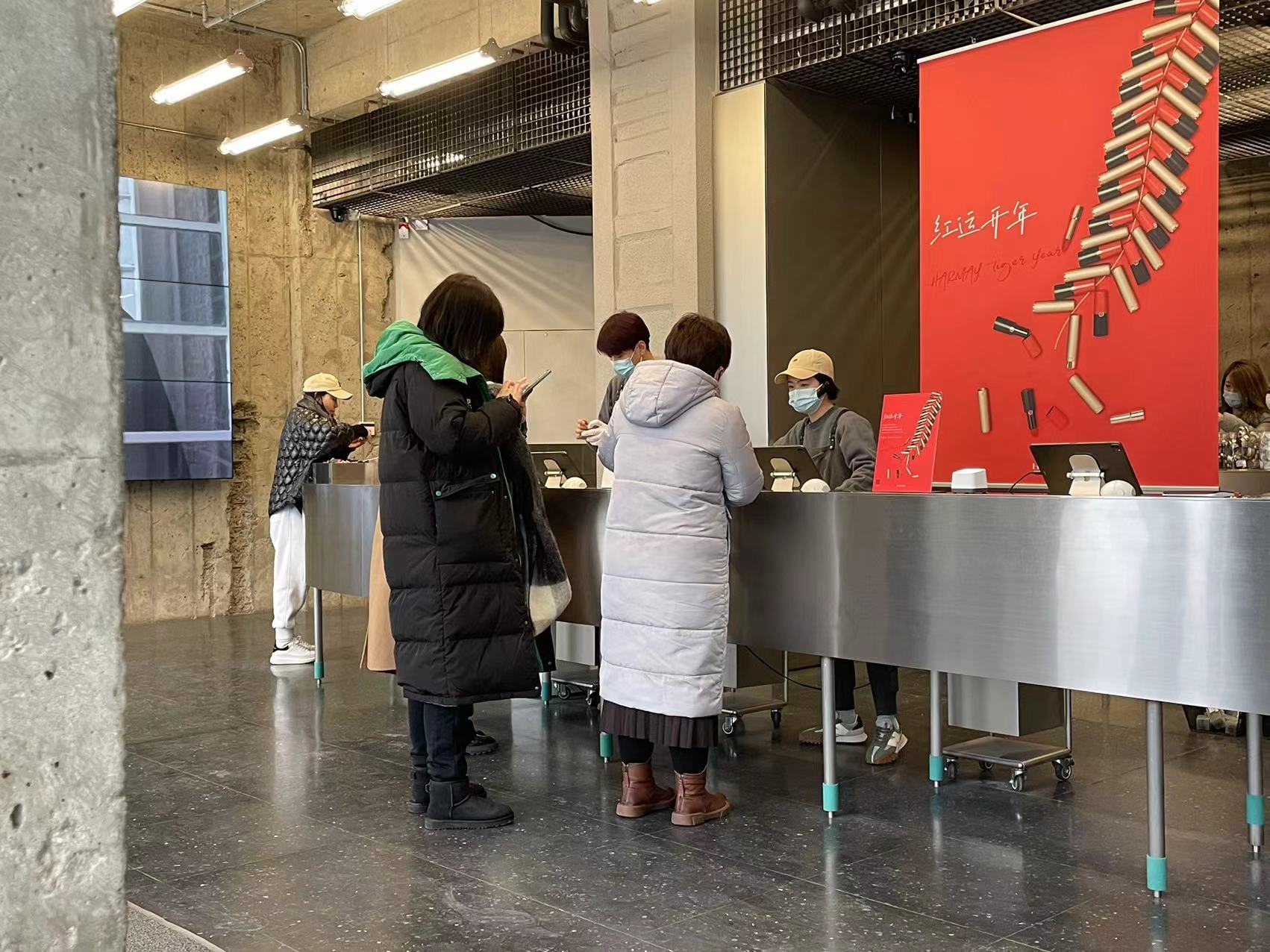 每经记者新春走基层 |“颜值经济”闹新春：年轻人在美妆集合店、年货市集里寻找“年味儿”