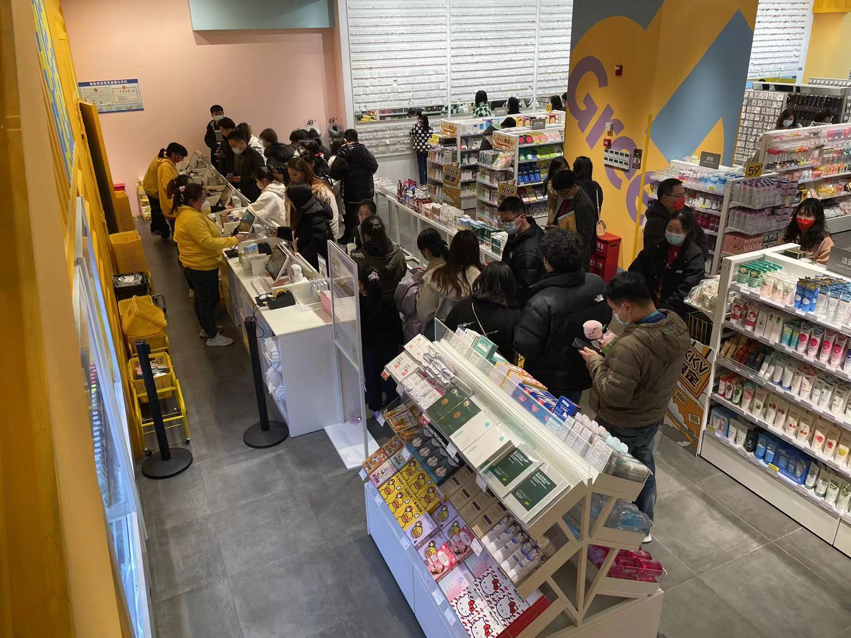 每经记者新春走基层 |“颜值经济”闹新春：年轻人在美妆集合店、年货市集里寻找“年味儿”