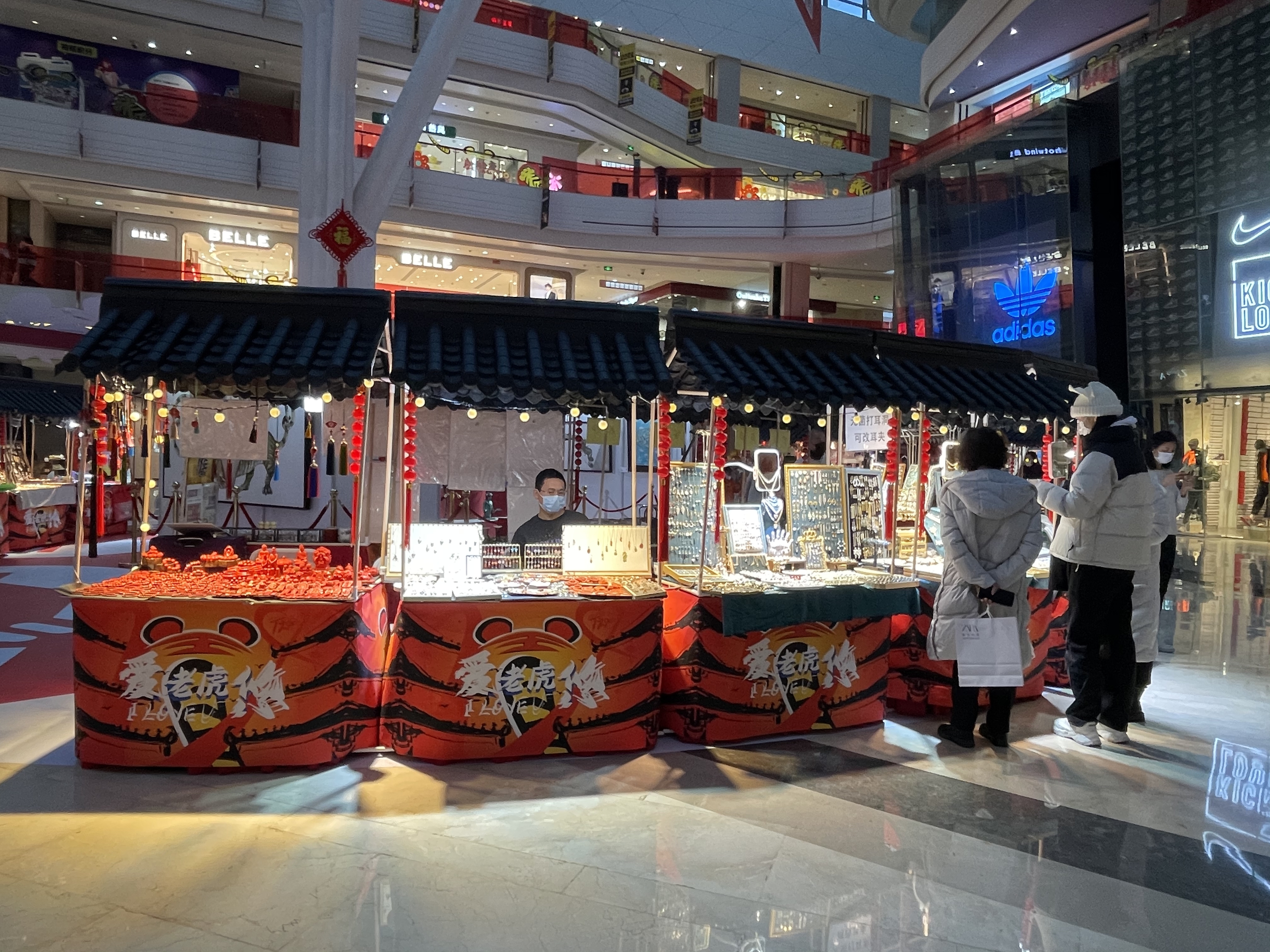 每经记者新春走基层 |“颜值经济”闹新春：年轻人在美妆集合店、年货市集里寻找“年味儿”